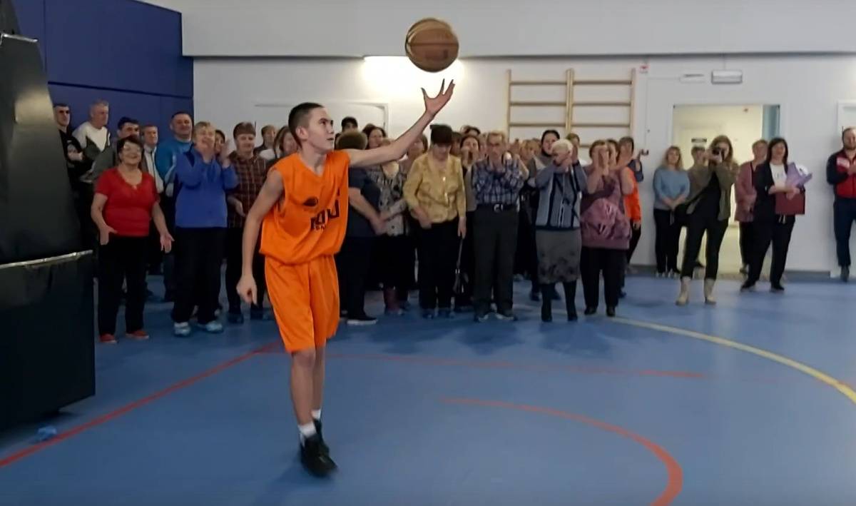 Первый бросок в баскетбольное кольцо в новом ФСК выполнил воспитанник любытинской детско-юношеской спортшколы Захар Тарасов.