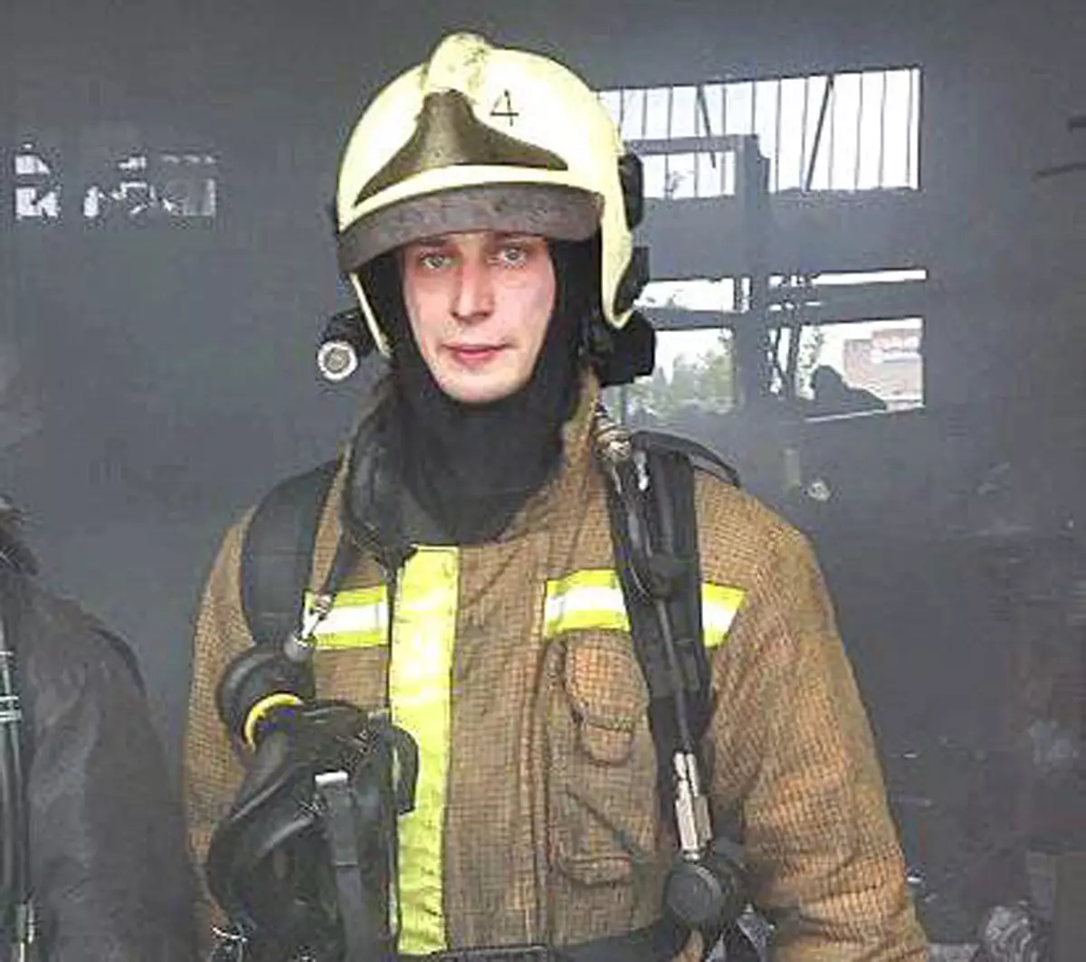 Сотрудник пожарно-спасательной части №4 Александр Батюшинский вызвал пострадавшему врачей.
