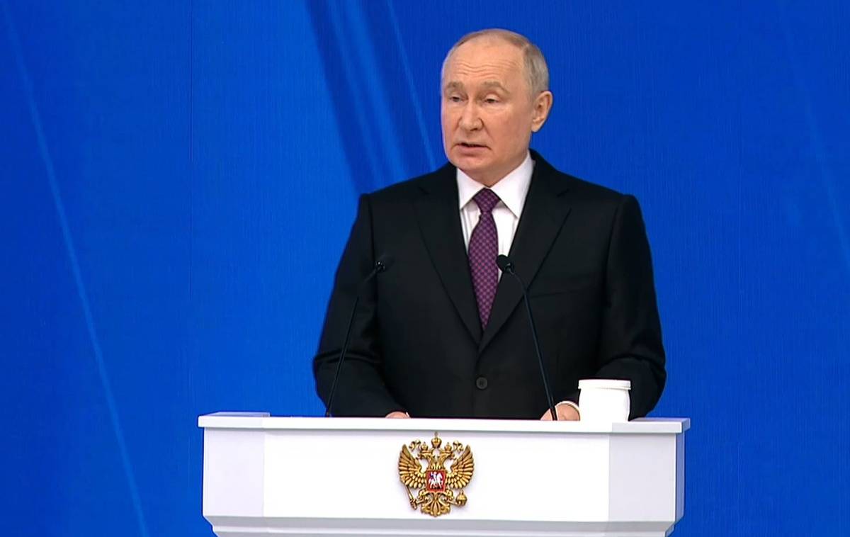 Владимир Путин выступает с ежегодным посланием Федеральному собранию в Гостином дворе в Москве.