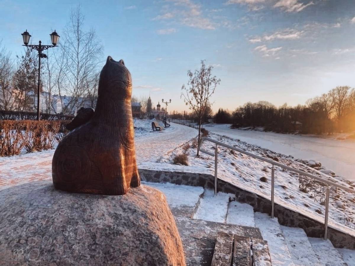 Скульптура кота Рыжика разместилась в Старой Руссе, на набережной Достоевского в 2023 году.