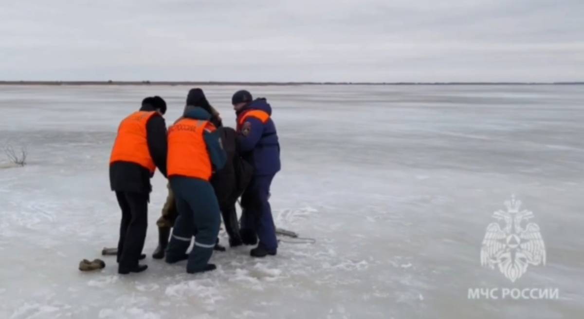 Специалисты МЧС России на аэролодке нашли рыбака и оперативно доставили на берег. Там его уже ждали врачи.