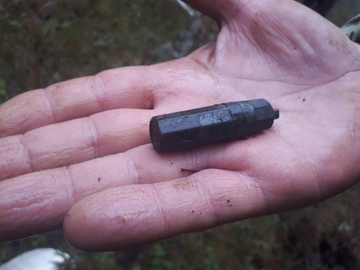 Смертный медальон, принадлежавший погибшему солдату, поисковики нашли ещё в 2018 году в Холмском округе в урочище Гущино.