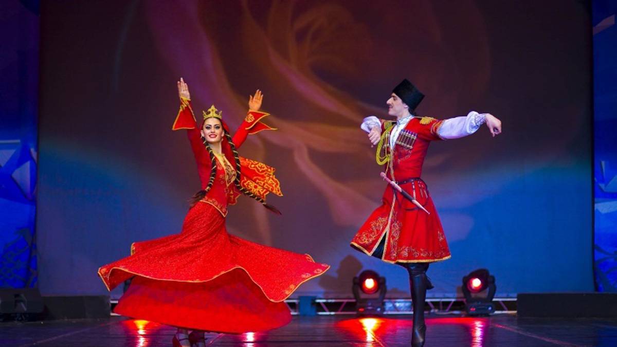 Завершит фестиваль Государственный академический заслуженный ансамбль танца Дагестана «Лезгинка» программой «Мир сквозь танец».