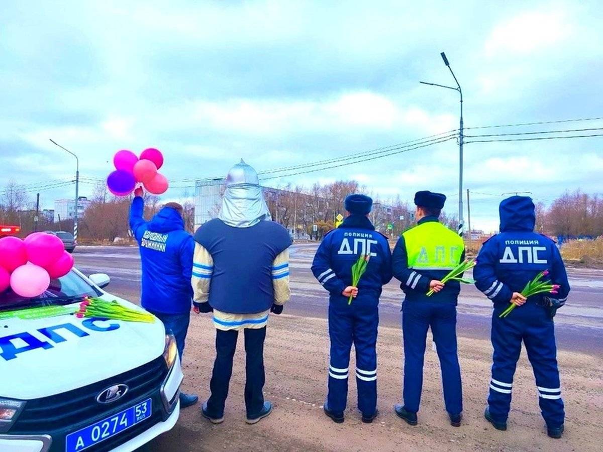 В Новгородском районе прошла Всероссийская акция «Цветы для автоледи».