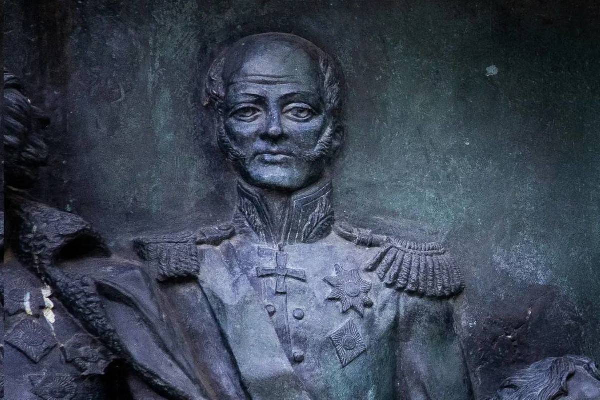 На памятнике «Тысячелетие России» в Великом Новгороде увековечены имена трех адмиралов, и один из них – Дмитрий Николаевич Сенявин.