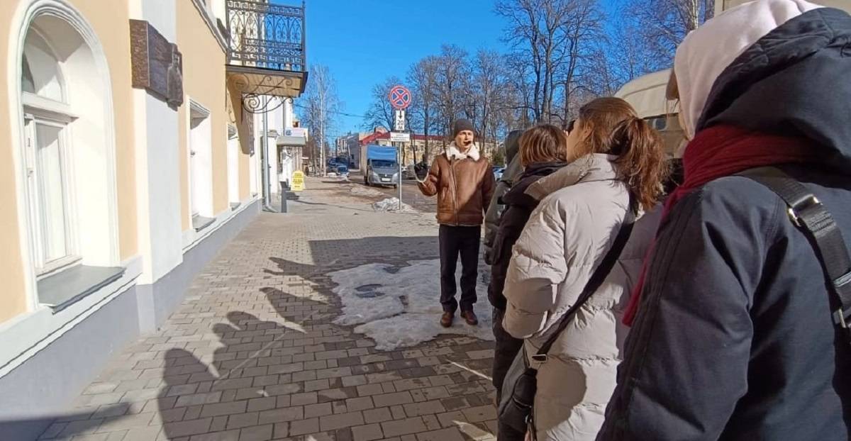 Для студенток академии провели экскурсии по Боровичам.