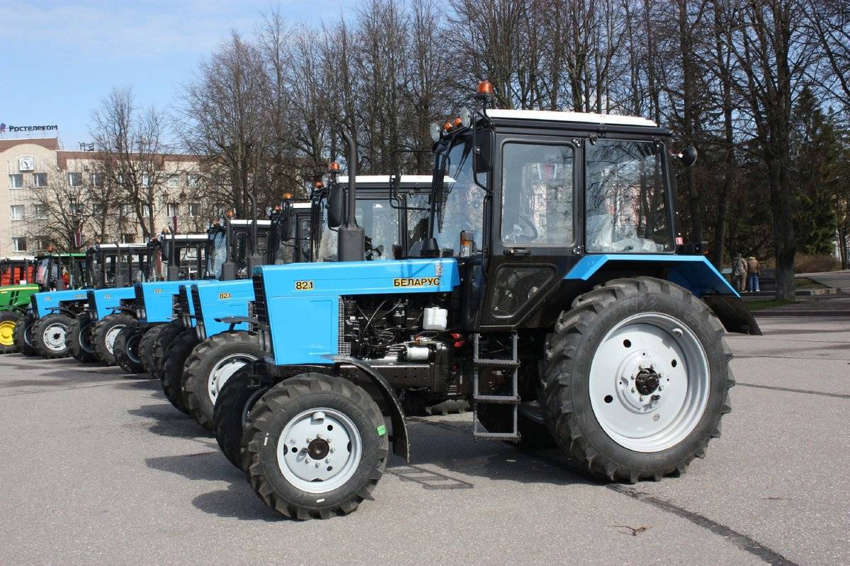 В Новгородской области аграрии используют более 8,2 тысяч тракторов.