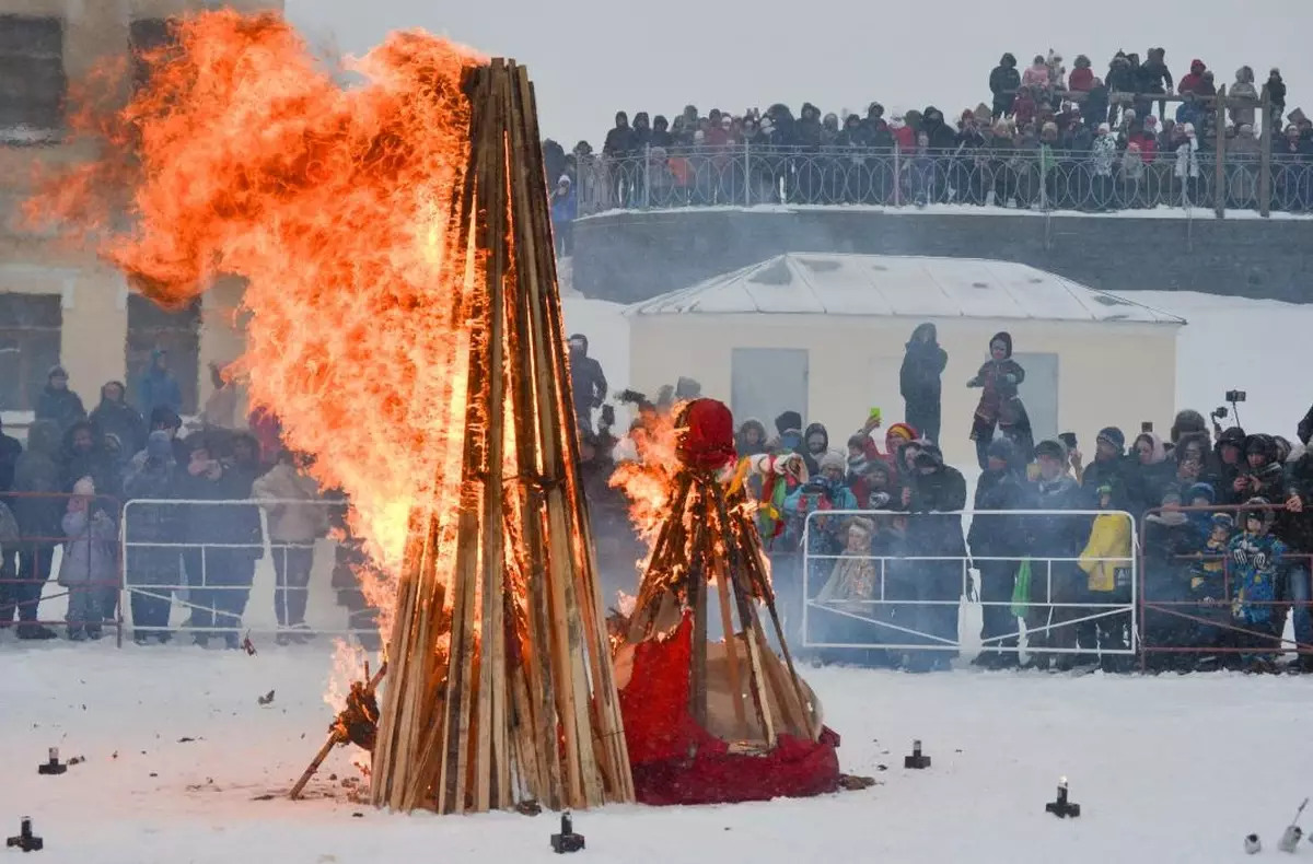 По традиции праздничная неделя завершится сжиганием чучела Масленицы.