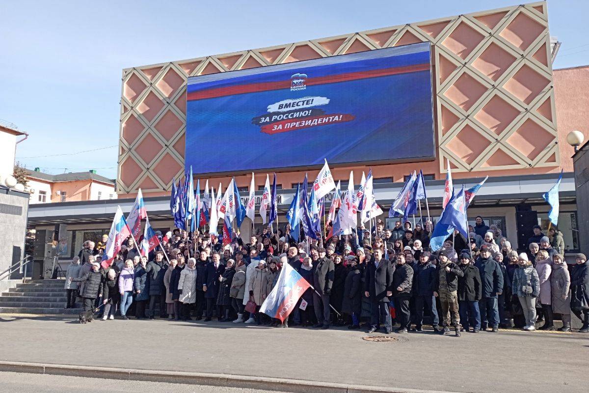 В Великом Новгороде сотни активистов и сторонников «Единой России» приняли участие в митинге «Вместе! За Россию!».