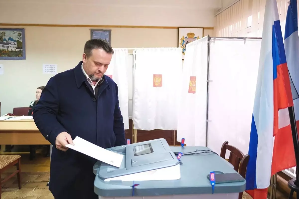 Андрей Никитин проголосовал на избирательном участке №1126 в отделе-центре по работе с населением «Северный».