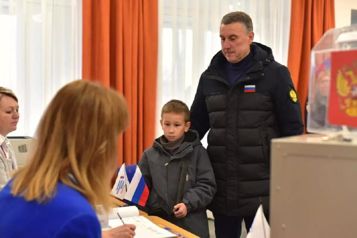 Мэр пришёл на избирательный участок вместе со старшим внуком Александром.