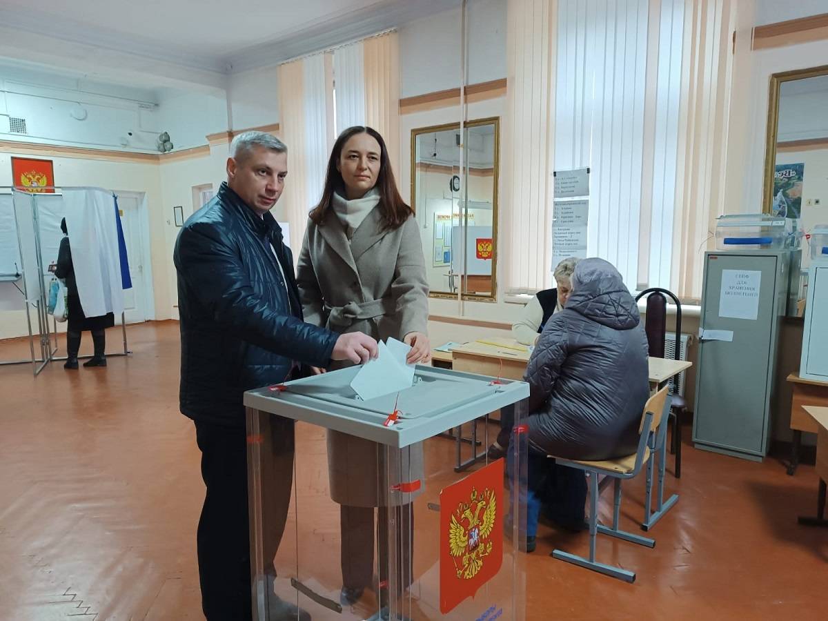 Андрей Герасимов пришёл на выборы вместе с супругой.