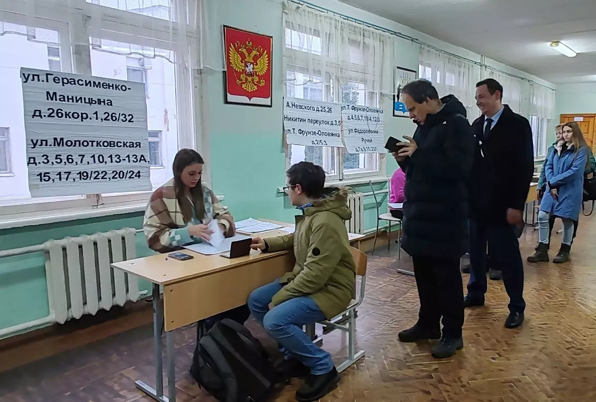 Министр образования региона Дмитрий Яковлев пришёл на свой избирательный участок.