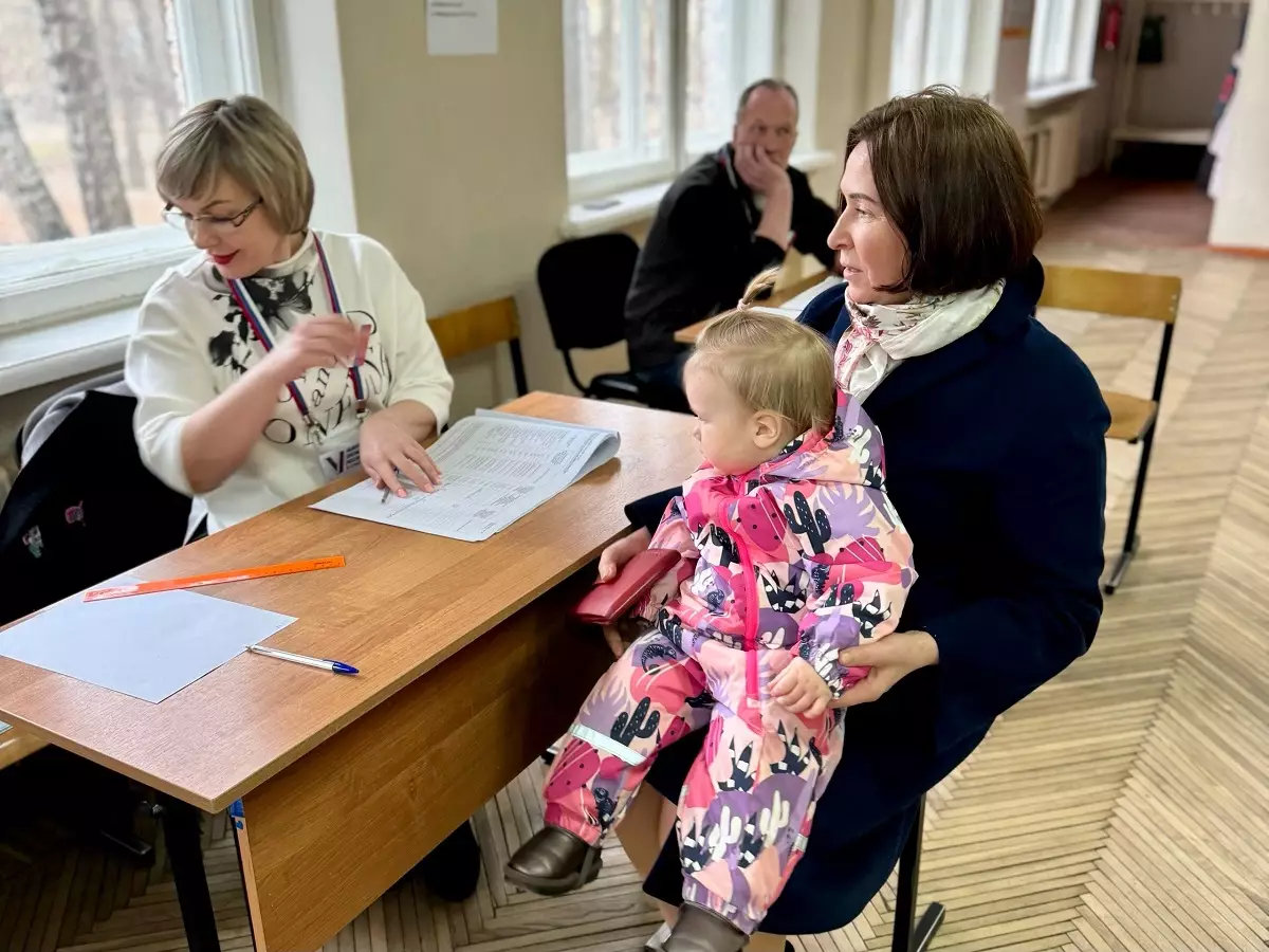 Глава Старорусского района Елена Комарова голосует вместе с внучкой Мирой.
