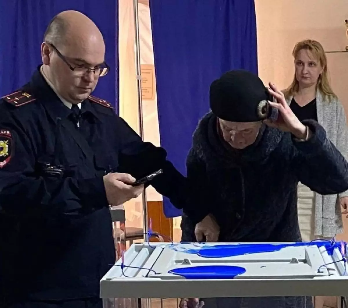 74 -летняя новгородка на избирательном участке на улице Великолукской пронесла в пакете краску и облила урну для бюллетеней.