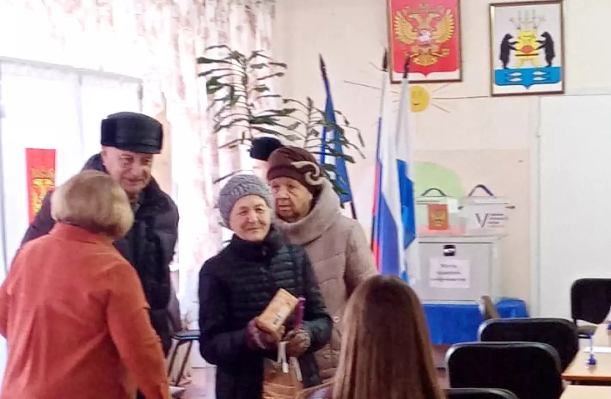 Новгородка отметила 101 год, пришла на выборы и получила подарок.