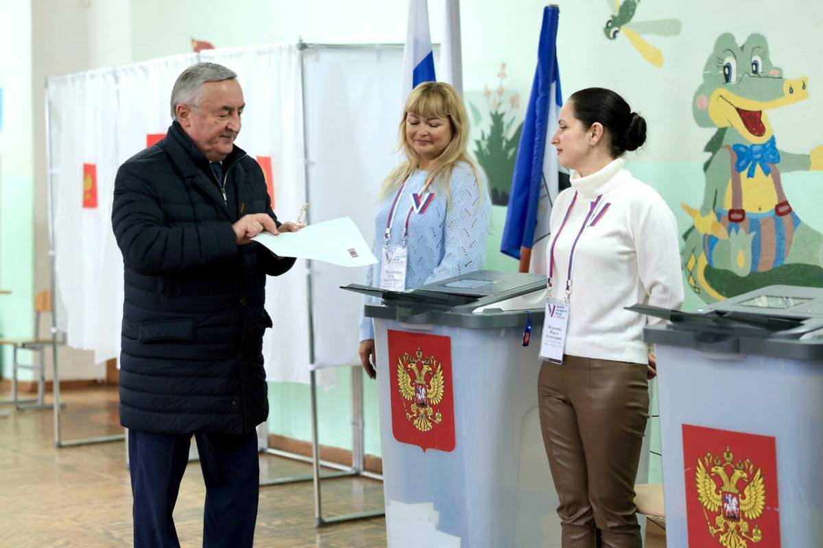 Председатель Новгородской областной Думы Юрий Бобрышев проголосовал на выборах Президента