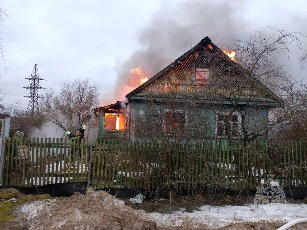 В 10:20 во время тушения огня пожарные обнаружили в доме погибшего.