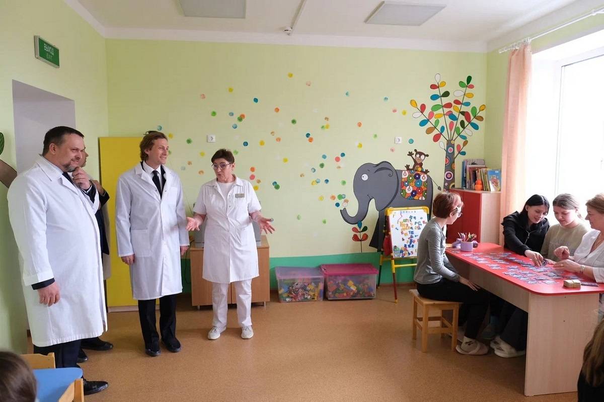 Андрей Никитин и Владимир Кантор пообщались с врачами и родителями маленьких пациентов.