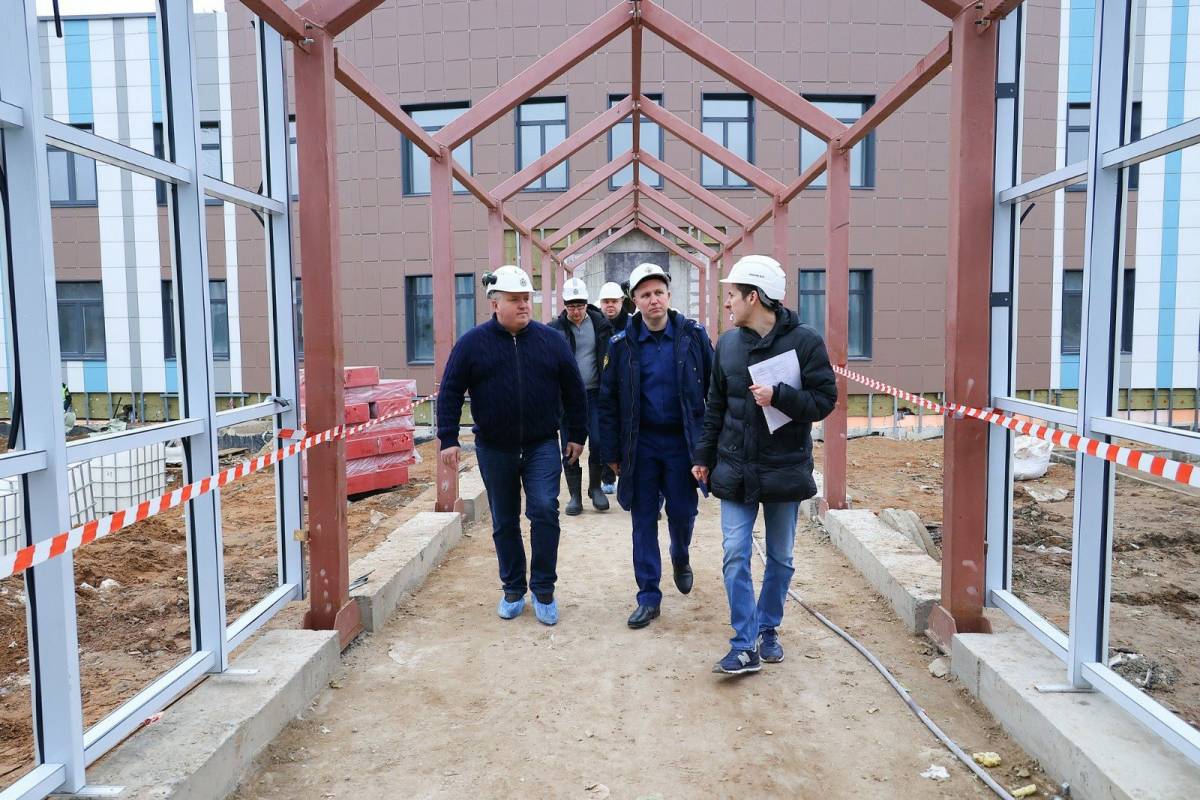 В строящемся доме ветеранов в Великом Новгороде приступили к отделочным работам