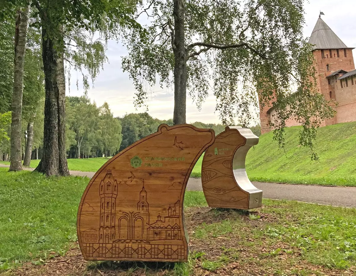 Всего в Кремлёвском парке 22 фигуры медведя, каждый является символом того или иного муниципалитета Новгородской области.