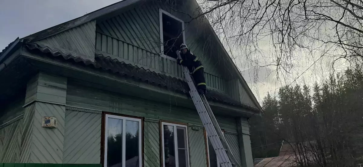 В результате пожара пострадавших нет, дом удалось спасти.