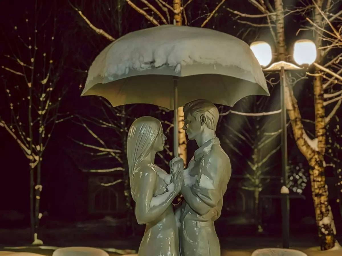 В 2023 году в сквере имени Виктора Иванова в Мошенском установили скульптуру юноши и девушки под зонтиком.