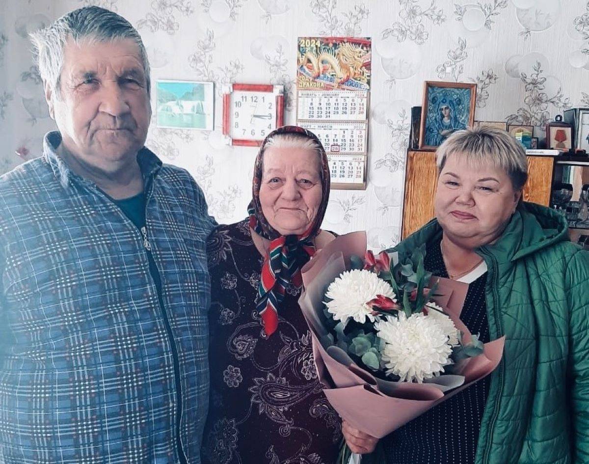 Супруги Зорькины воспитали троих детей, а сейчас помогают пяти внукам и трём правнукам.