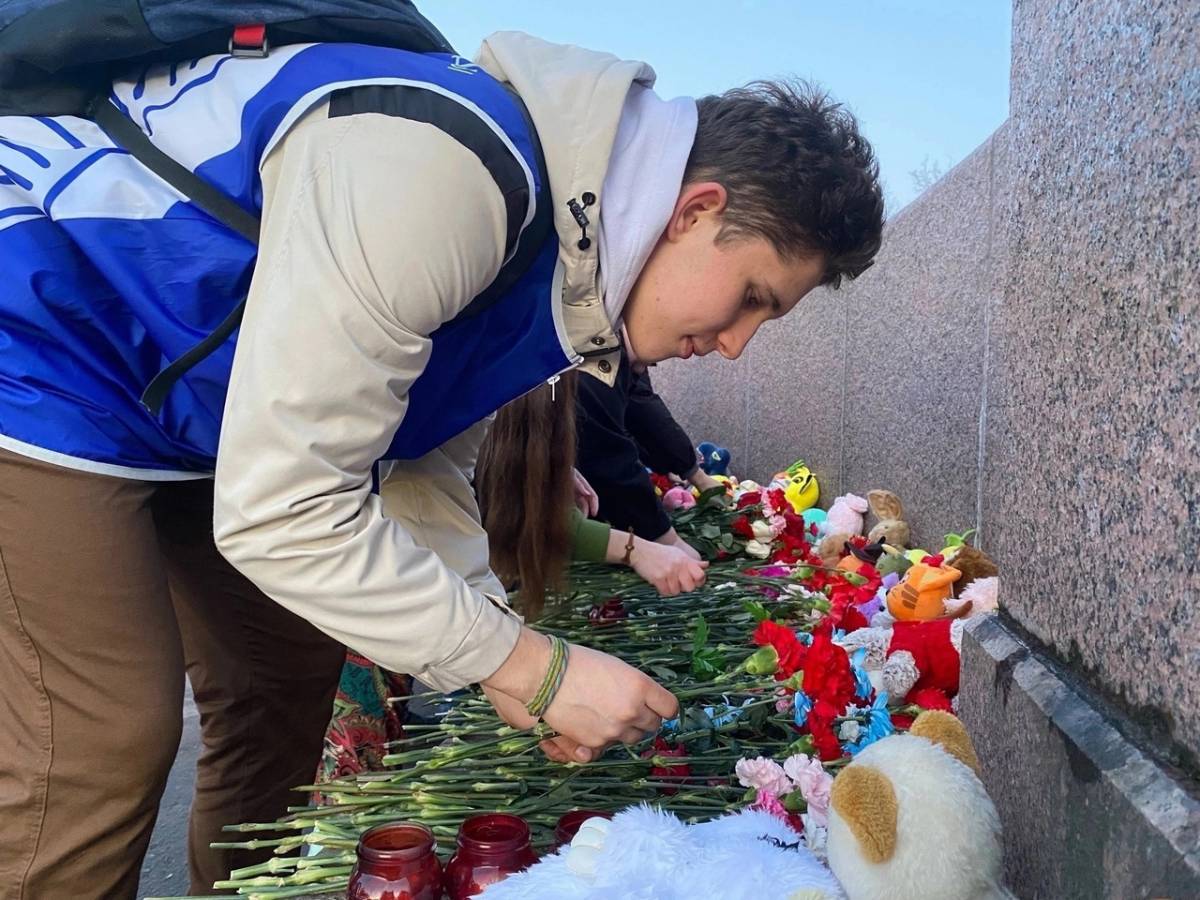 В Великом Новгороде и Пестове прошли акции памяти жертв теракта в «Крокус сити холле»