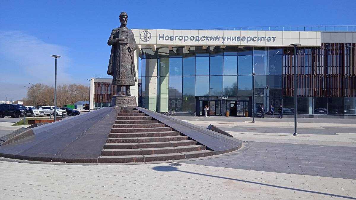 Оба памятника Ярославу Мудрому – рядом с ИНТЦ и в главном корпусе университета – содержат фактическую ошибку в облике князя.