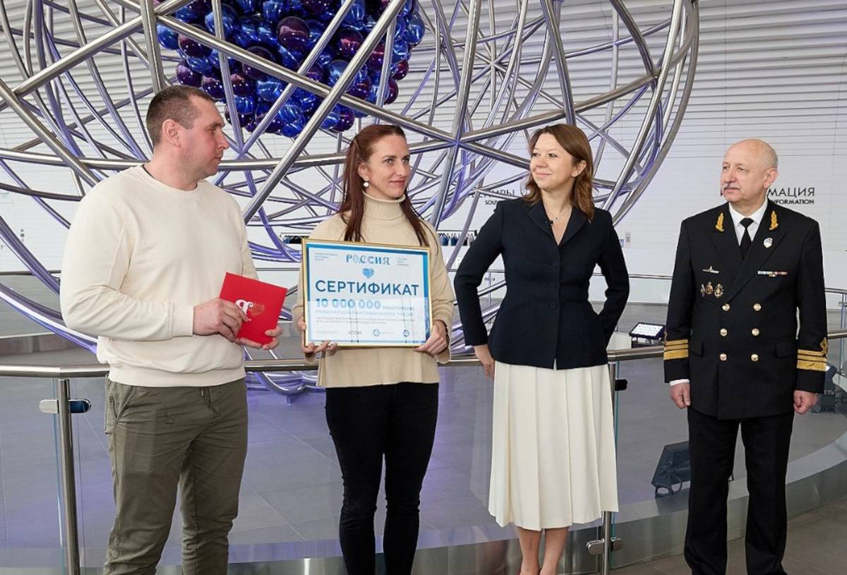 Десятимиллионный гость выставки «Россия» Константин Панфилов и его супруга Екатерина получили сертификат на путешествие в Мурманск.