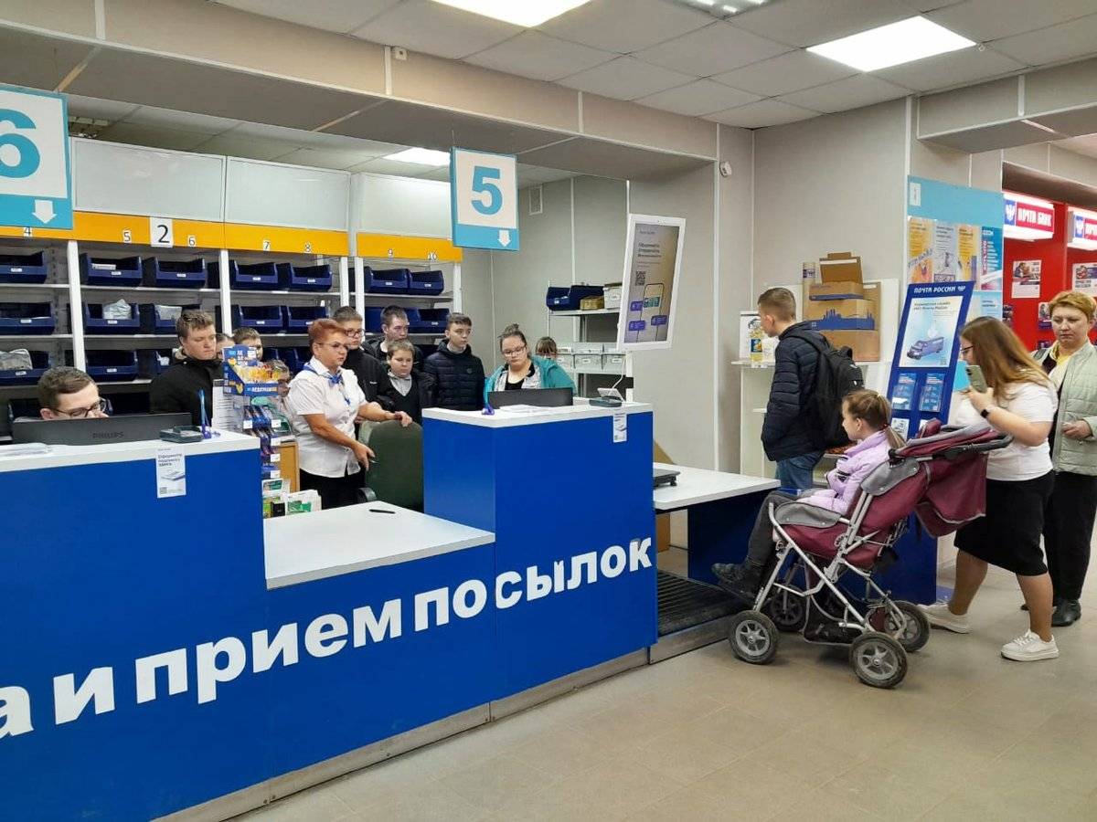 Сотрудники почтового отделения в Великом Новгороде рассказали подросткам о работе почтальона, сортировщика и приёмщика посылок.