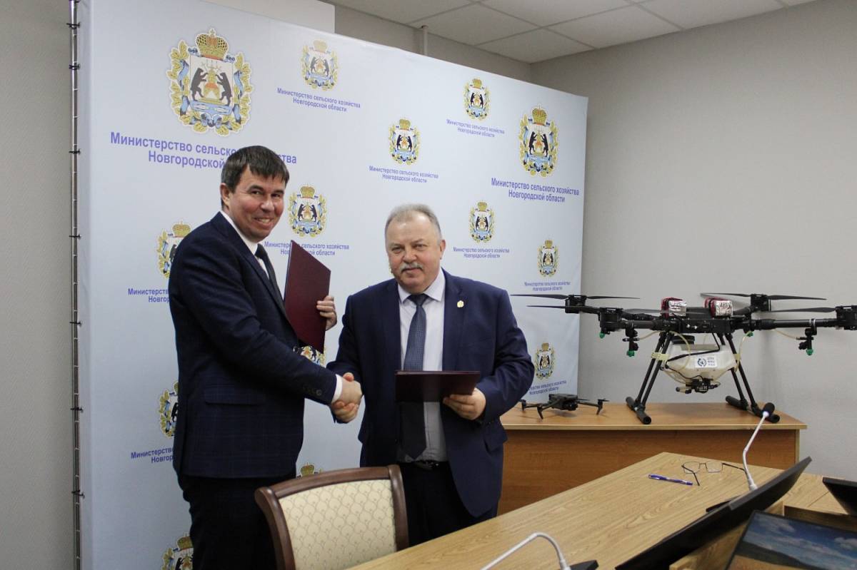 Соглашение подписали директор центра Андрей Ронжин и глава минсельхоза региона Виктор Витвицкий.