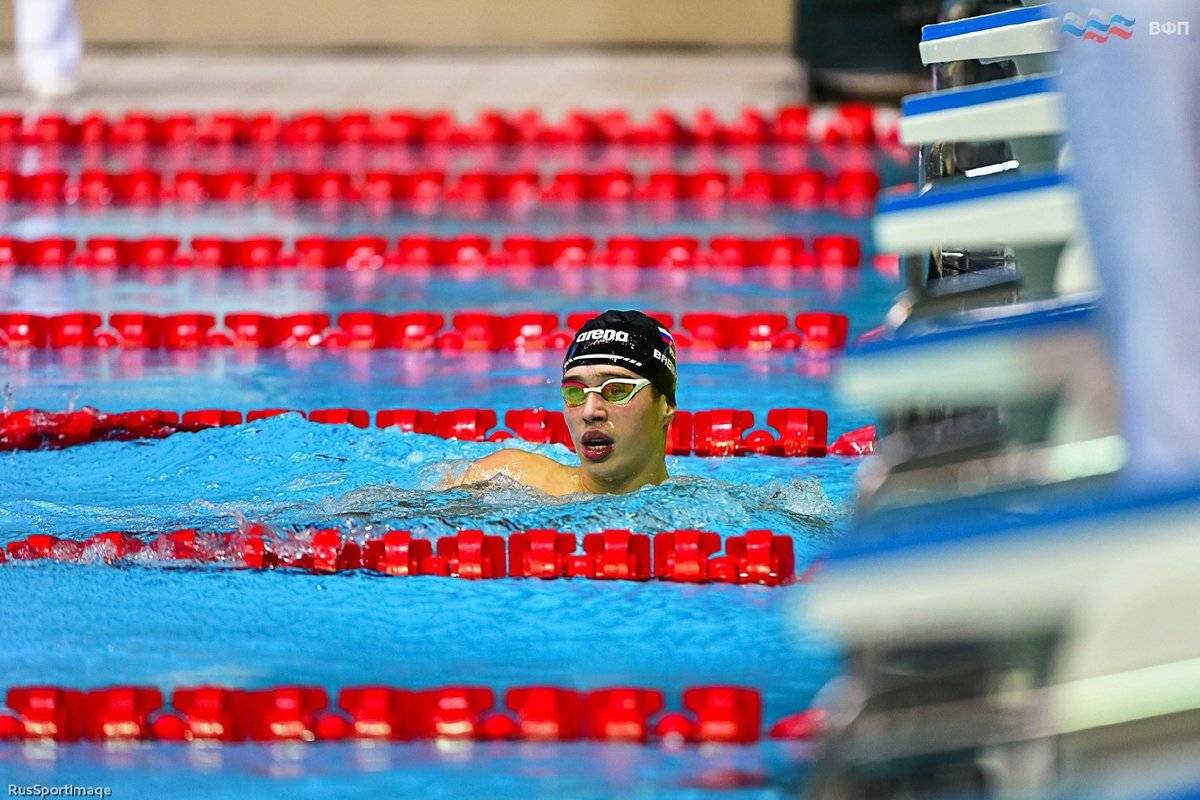 Егор Бабинич занимается плаванием в спортшколе олимпийского резерва №1 под руководством тренера Елены Ивановой.