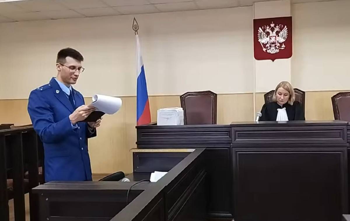 Представитель прокуратуры предложил суду приговорить Ивана Коленько к 10 годам колонии строгого режима.