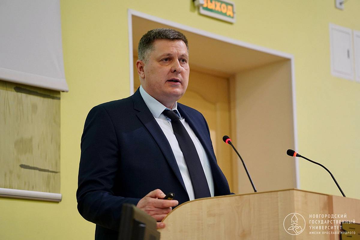 Проректор по развитию кампуса НовГУ Руслан Тарусов выступил с отчётом на заседании учёного совета.