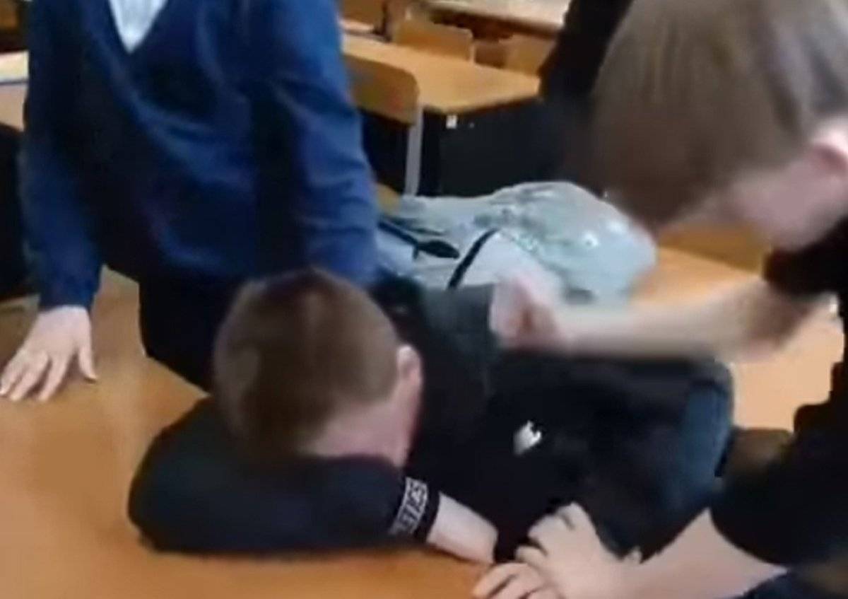 На видео школьники бьют своего ровесника в классе.