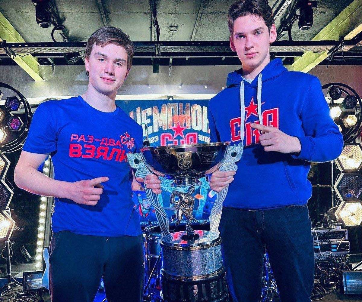17-летний защитник Михаил Созинов и 19-летний нападающий Александр Щербаков вместе с главным трофеем турнира.