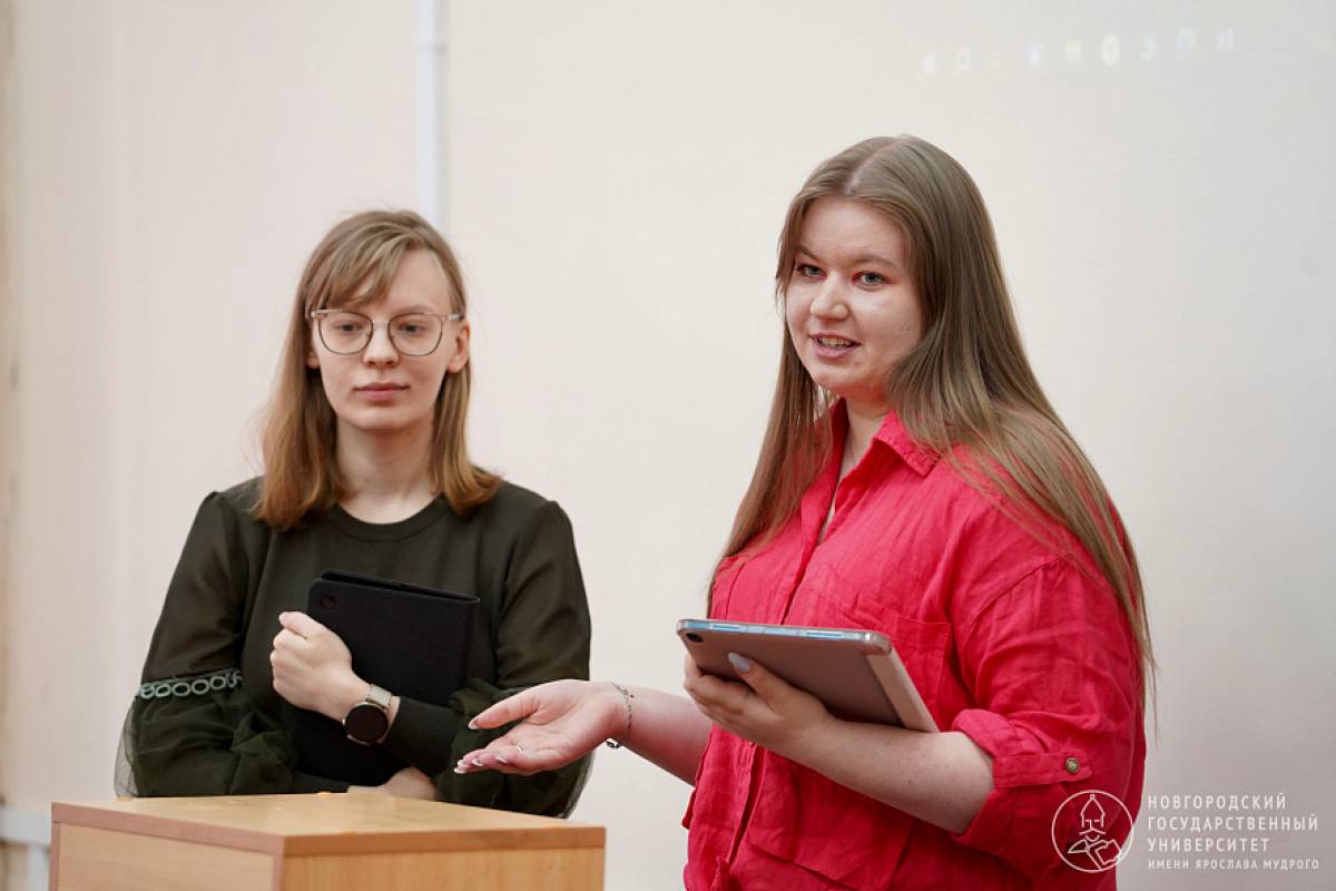 Студентки Арина Назарова и Анастасия Иванова рассказали об изменении тематики  «Новгородских губернских ведомостей» с 1860-х годов.