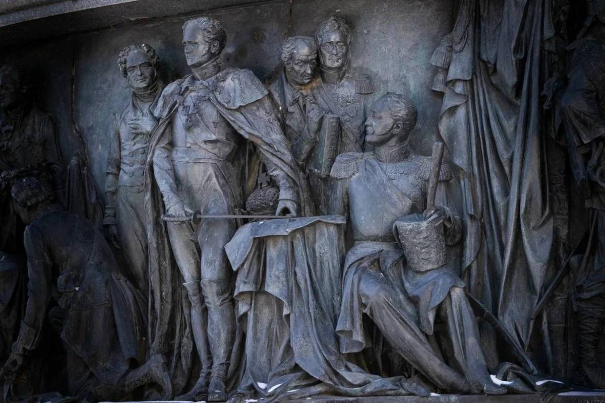 Фигура Михаила Сперанского находится на памятнике «Тысячелетие России» рядом со скульптурой императора Николая I.