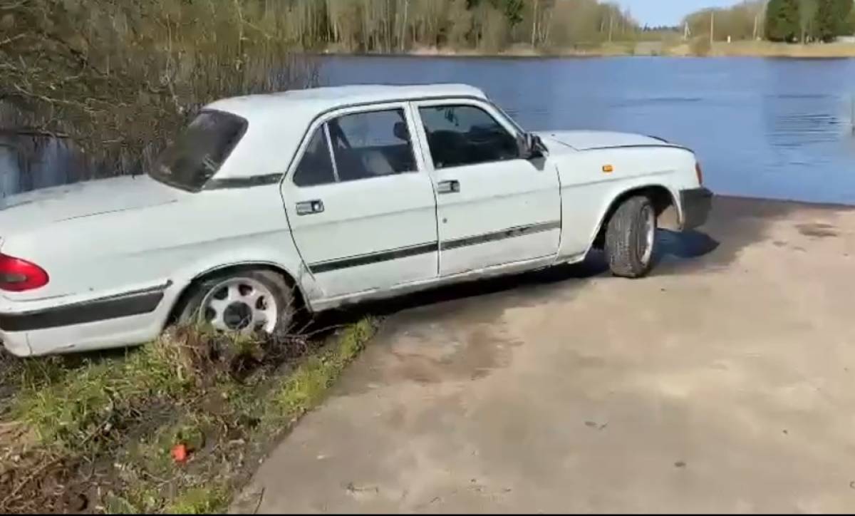 В Новгородском районе в съехавшей в реку машине погибла девушка