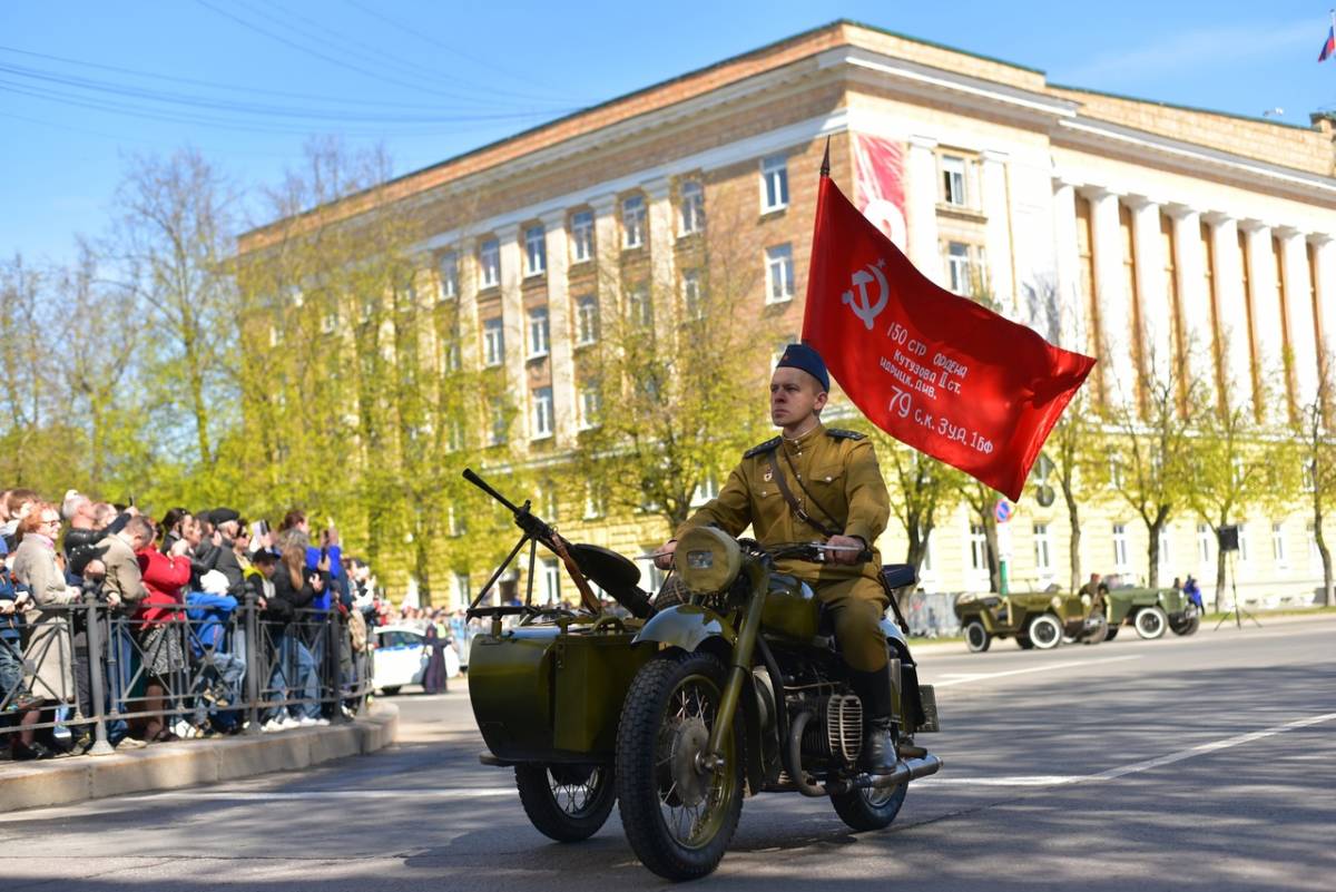 В 10.00 на площади Победы-Софийская в Великом Новгороде начнётся торжественное прохождение военнослужащих с участием современной военной и ретро-техники.