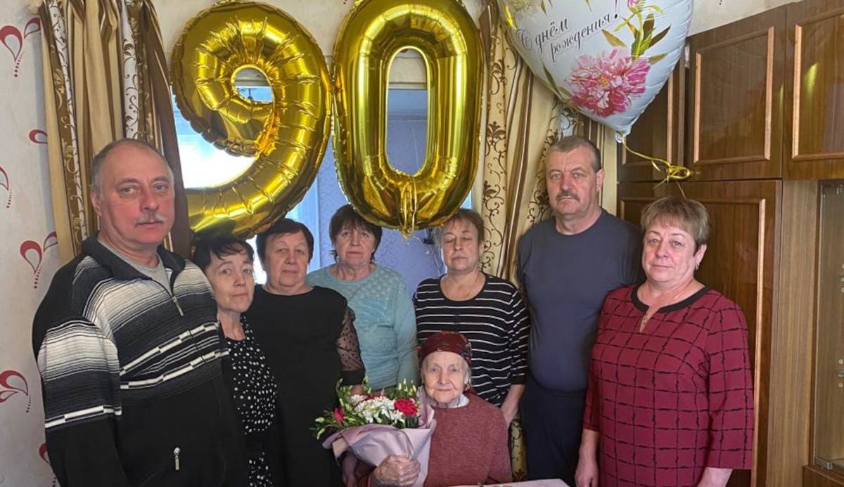 15 апреля Ирине Андреевне Семёновой исполнилось 90 лет! На семейном совете решили подарить фотоальбом со снимками всех-всех родственников. И 91 розу. Что и было сделано.