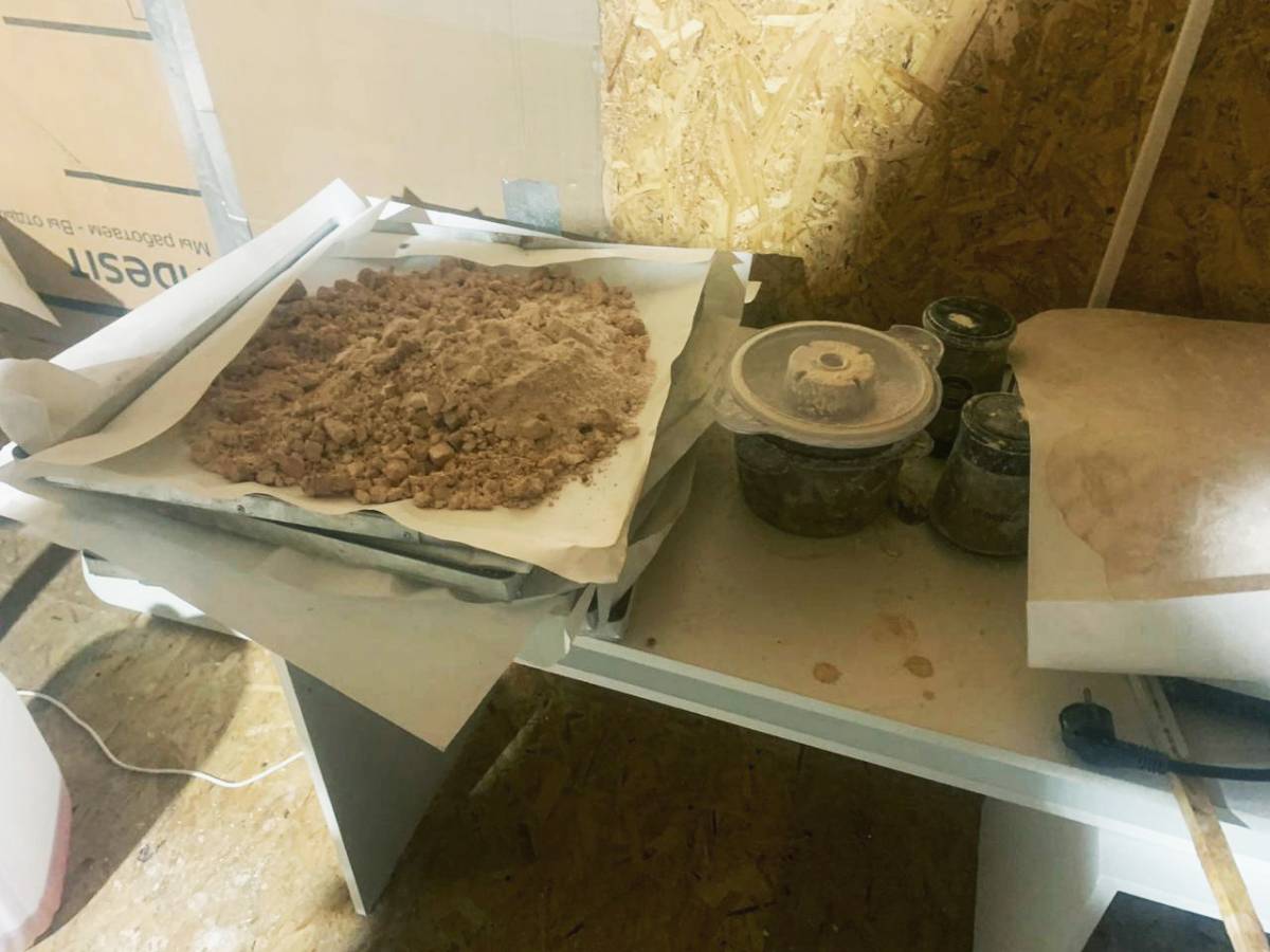 Во время обыска в доме оперативники изъяли свыше 3,5 кг мефедрона.