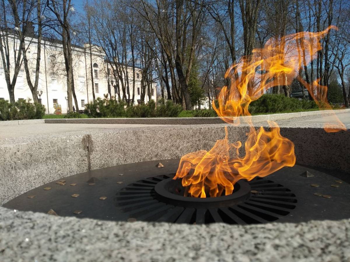 Для символического зажжения в Демянск и Волот будет привезена частица Вечного огня из Новгородского кремля.