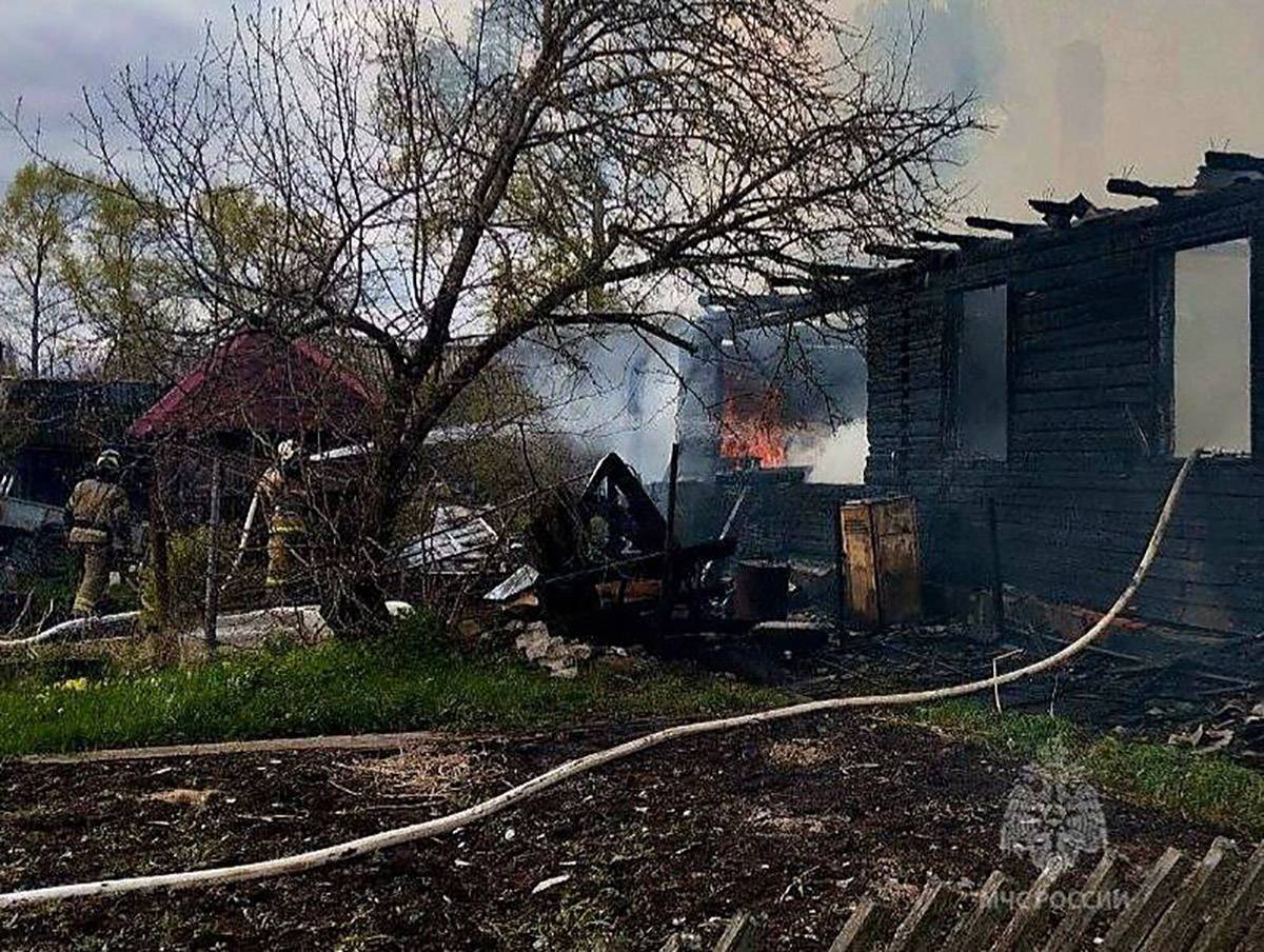 Спасатели выезжали на тушение бань в городе Чудово и в селе Марёво.