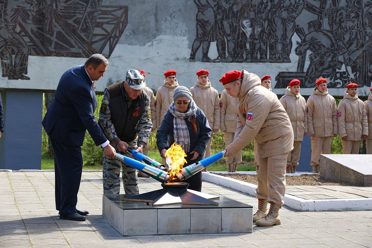 В Демянске Вечный огонь зажёгся на мемориале в честь воинов Северо-Западного фронта.