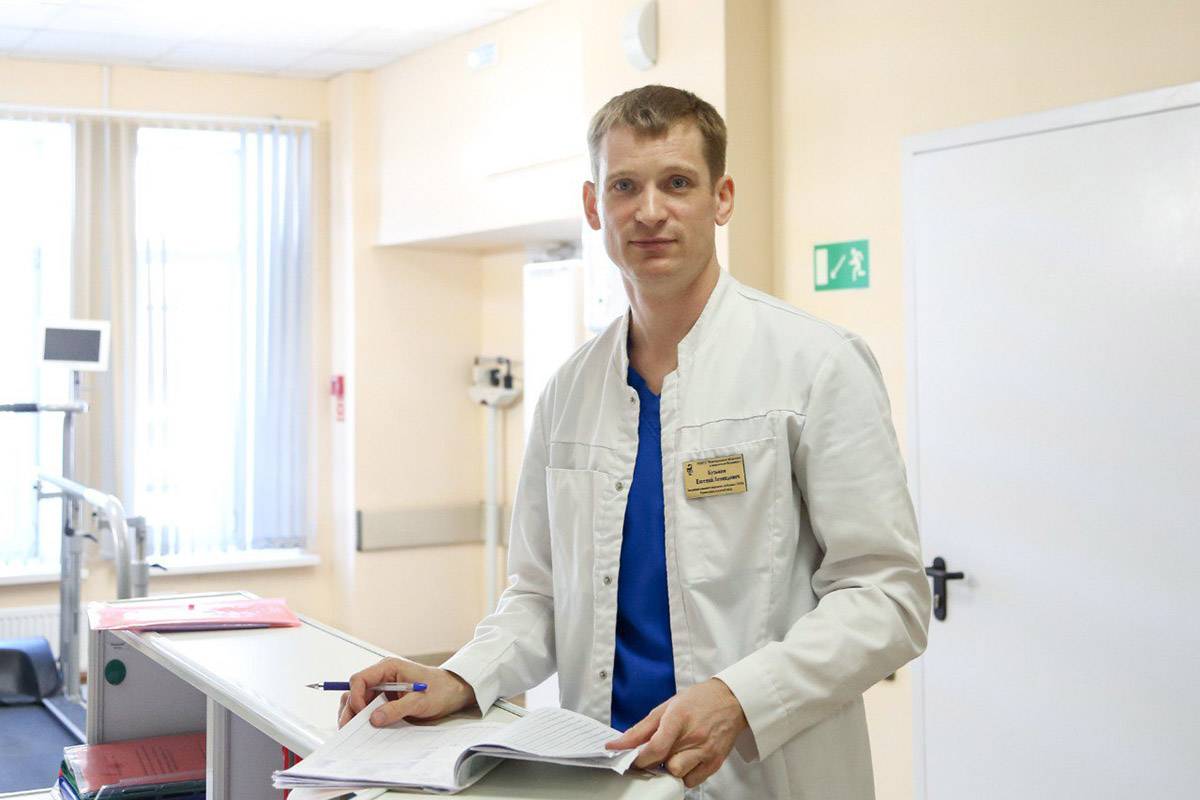 В Великом Новгороде Евгений Кузьмин возглавляет отделение неврологии для больных с нарушениями мозгового кровообращения в региональном сосудистом центре областной клинической больницы.
