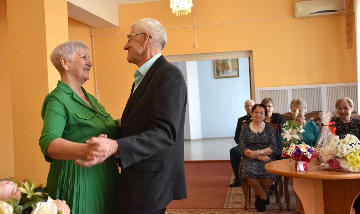 Торжественное чествование юбиляров прошло в Пестовском отделе ЗАГС.