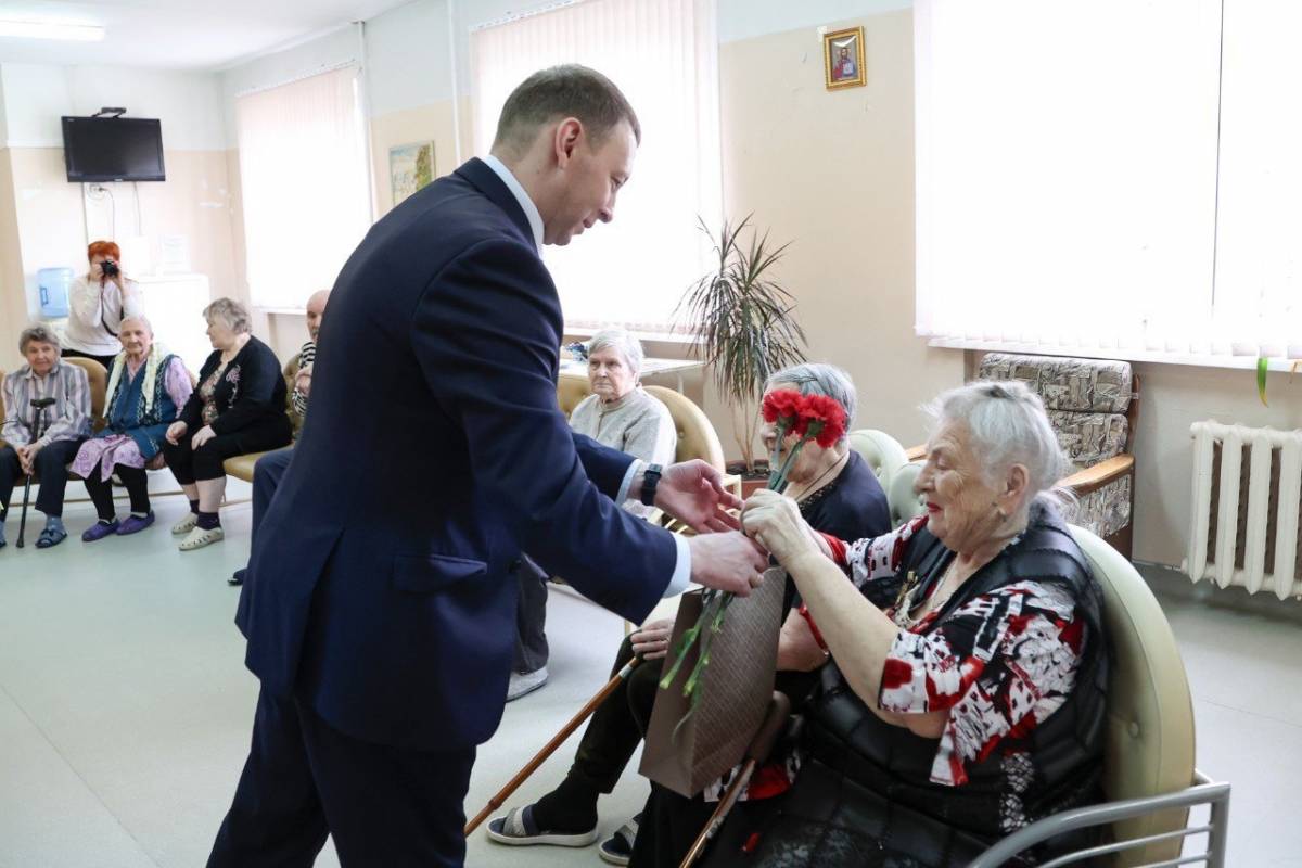 Накануне 9 мая министр здравоохранения области Валерий Яковлев поздравил ветеранов с Днём Победы